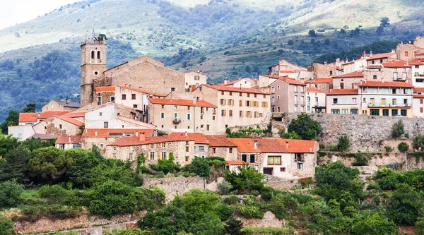 Mosset küçük ve güzel Fransız köyünde, Les Plus Beaux köyleri de France (Fransa'nın en güzel köy) üyesi. Mosset, Pyrenees Orientales