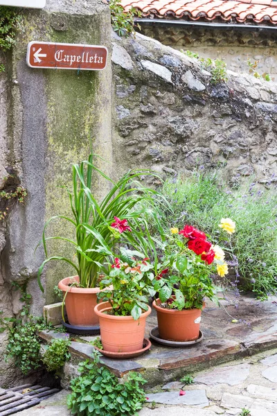 Utsikt över byn, liten och pittoresk fransk by, medlem av Les Plus Beaux byar de France (vackraste byarna i Frankrike). Mosset, Pyrénées-Orientales, Occitanie. — Stockfoto