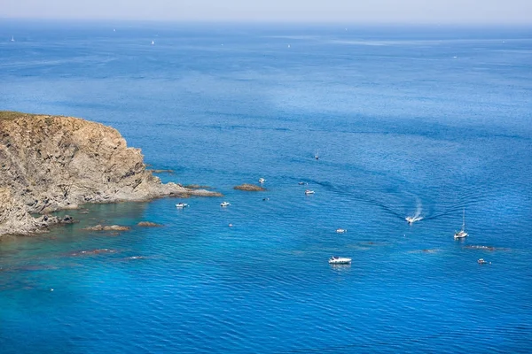 Rotsachtige kust en jachten in zeereservaat van Cerbere Banyuls, de Middellandse Zee, de Pyreneeën, de Cote Vermeille, Frankrijk — Stockfoto