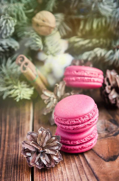 Macaroons rosa com decorações de Natal witn bokeh — Fotografia de Stock