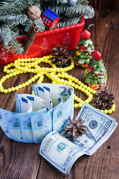 Счета за доллары, евро и рождественские украшения. Новогодние подарки — стоковое фото