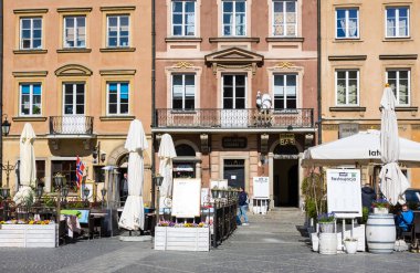 Varşova, Polonya - 21 Nisan 2016: Street Cafe tarihinde Varşova'nın eski şehir pazar yeri (Rynek Starego Miasta) merkezi ve Varşova en eski bölümü olan güneşli bir günde,