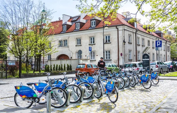 Varsovia, Polonia - 23 de abril de 2017: Alquiler de bicicletas urbanas en las estaciones de atraque del casco antiguo de Varsovia —  Fotos de Stock