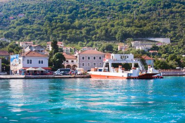 Boka Kotorska Bay, Karadağ - 8 Temmuz 2015: Feribot şehir Tivat, Karadağ, Europe yakınındaki Boka Kotorska körfezde. Kotor Koyu'ndaki bir Unesco Dünya Mirası olduğunu