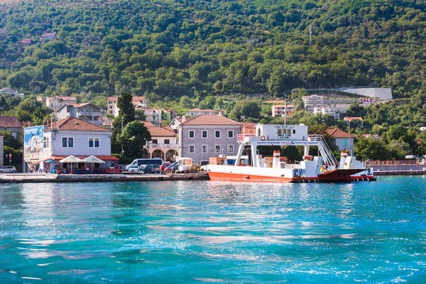 BOKA KOTORSKA BAY, MONTENEGRO - 8 de julho de 2015: Ferry on the Boka Kotorska Bay near the town of Tivat, Montenegro, Europe. Kotor Bay é Património Mundial da UNESCO — Fotografia de Stock