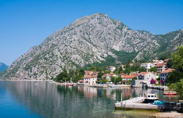 Vesnice Orahovac. Kotorski záliv, Černá Hora, Jaderské moře — Stock fotografie