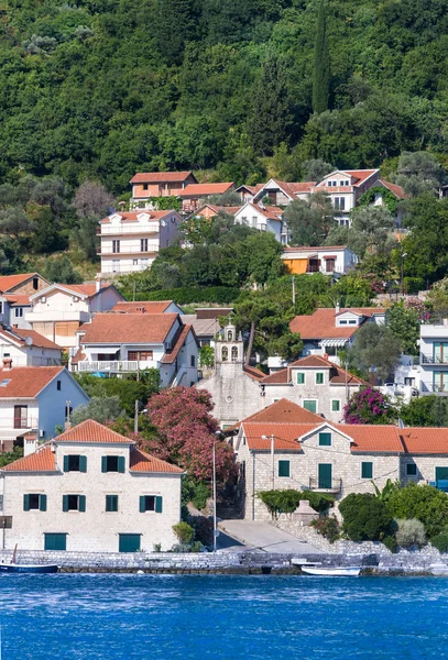 Church and houses with red title roofes. Kamenari is located in Strait of Verige - the narrowest part of Bay of Kotor. — Stock Photo, Image