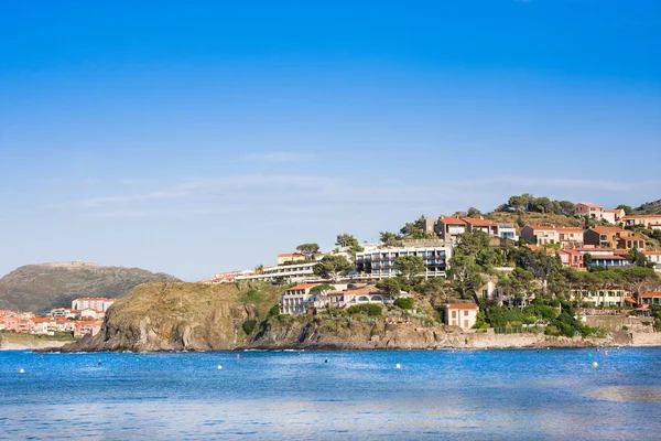 Collioure aldeia com castelo no topo da colina, Roussillon, Vermilion costa, Pyrenees Orientales, França — Fotografia de Stock