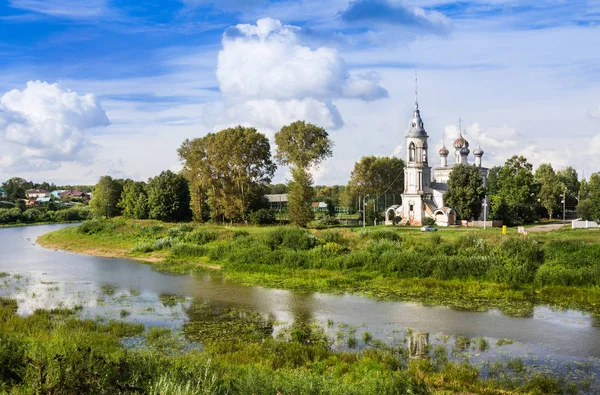 Fiume Vologda e chiesa della Presentazione del Signore è stato costruito nel 1731-1735 anni a Vologda, Russia — Foto Stock