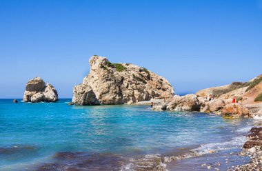 Paphos, Kıbrıs - July19, 2017: Turist sevgi sahil üzerinde. Afrodit kayalıkları - Pafos City yakınındaki Afrodit'ın doğum yeri. Yunanca (Petra tou Romiou) rock. Kıbrıs Adası