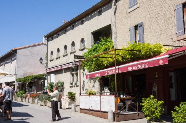 Carcasson, Fransa - 7 Temmuz: Restoran ve kale turist. Carcassone ortaçağ kalesi olduğunu, o 1997 yılında Unesco Dünya Mirasları listesine eklendi