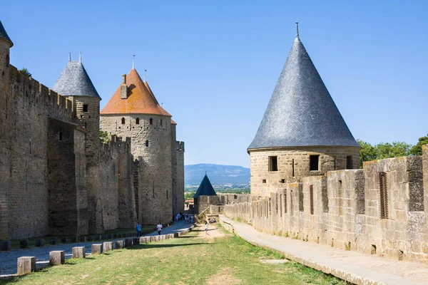 CARCASSONE, FRANCIA - 7 LUGLIO: Fortezza Carcassonne, Linguadoca, Francia — Foto Stock