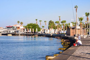 Paphos, Kıbrıs - 12 Temmuz 2017: Paphos Harbour, Cyprus.Fishermen üzerinde dolgu, dolgu görünümünü