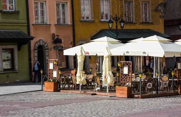 Warschau, Polen - 21. April 2016: Straßencafé an einem sonnigen Tag in der Altstadt von Warschau, Polen — Stockfoto
