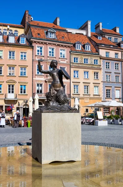 Warsaw, Poland - April 23, 2017: Statue of Mermaid (Syrenka - symbol of Warsaw) at Old Town Market Square against tenements and restaurants — Stock Photo, Image