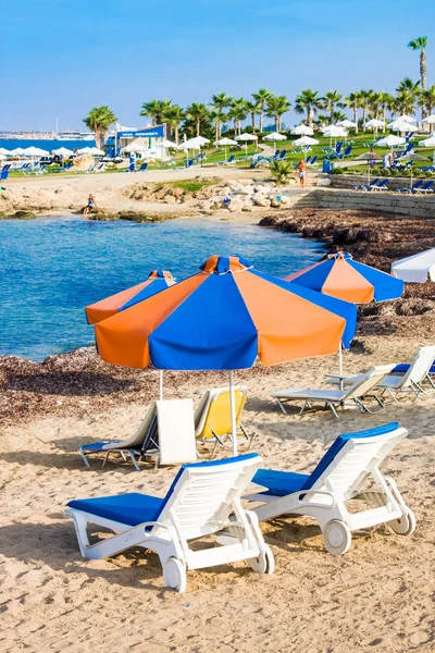 Paphos, Chipre - 16 de julio de 2017: Playa pública Pachyammos por la mañana. Paphos. Chipre — Foto de Stock