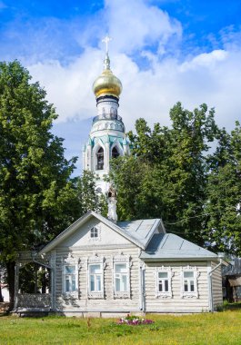 Çan kulesinde Vologda ve geleneksel Rus ahşap ev
