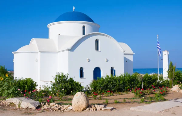 Den multi Nominationella kyrkan St Nicholas på en strandnära närbild i Paphos, Cypern — Stockfoto