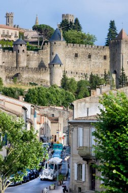 Carcasson, Fransa - 7 Temmuz 2016: Tren Ortaçağ Kalesi karşı Carcassone içinde strret 1997 yılında Unesco Dünya Mirasları listesine eklendi