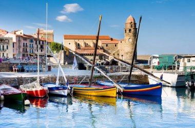 COLLIOURE, FRANCE - 5 Temmuz 2016: Fransa 'nın güneyinde Perpignan yakınlarındaki küçük ve pitoresk bir köy olan Colliure' de Notre-Dame-des-Anges