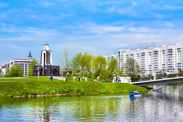 Minsk, Bielorussia - 07 maggio 2017: Monumento ai soldati afghani sull'Isola di Lacrime a Minsk sul fiume Svisloch — Foto Stock