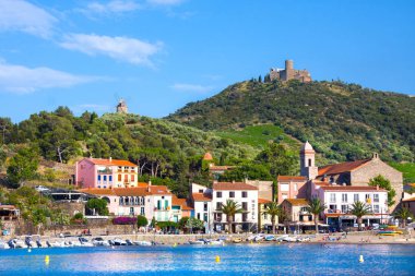 Collioure, Fransa - 5 Temmuz 2016: Hill, Roussillon, vermilyon sahil, Pyrenees Orientales, Fransa üstündeki bir yel değirmeni ile Collioure village Beach otelleri