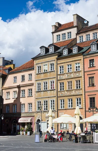 WARSAW, POLOGNE - 21 AVRIL 2016 : Café de rue sur la place du marché de la vieille ville de Varsovie (Rynek Starego Miasta) par une journée ensoleillée, qui est le centre et la partie la plus ancienne de Varsovie — Photo