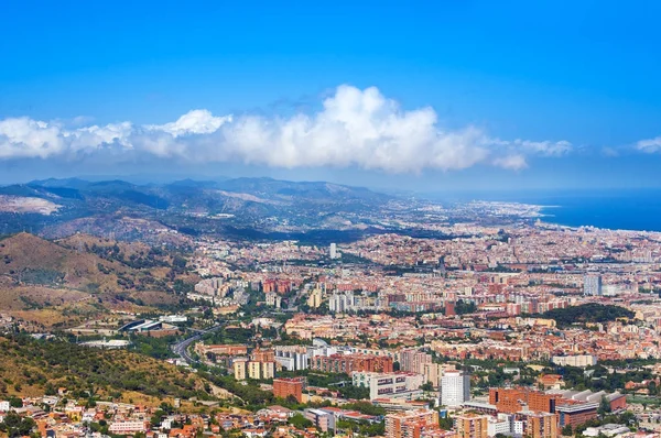 Panoramisch uitzicht over barcelona vanaf tibidabo, Spanje — Stockfoto