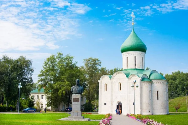 Förvandling-katedralen och Monument till Alexander Nevskij i Kreml, Pereslavl-Zalessky, Golden Ring av Ryssland — Stockfoto