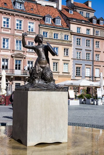 Varsavia, Polonia - 23 aprile 2017: Statua della Sirena (Syrenka - simbolo di Varsavia) nella Piazza del Mercato della Città Vecchia contro palazzi e ristoranti — Foto Stock