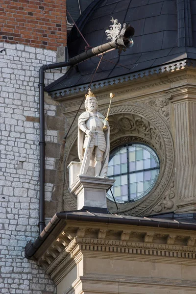 KRAKOW, POLONIA 24 de abril de 2017: La estatua del rey en el castillo de Wawel es una residencia en el castillo. Construido a instancias del rey Casimiro III el Grande. El castillo, siendo uno de los más grandes de Polonia —  Fotos de Stock