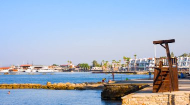 Paphos, Kıbrıs - 12 Temmuz 2017: Beach cankurtaran Kulesi sahilde, Paphos. Kıbrıs