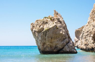 Sevgi sahil. Afrodit kayalıkları - Pafos City yakınındaki Afrodit'ın doğum yeri. Yunanca (Petra tou Romiou) rock. Kıbrıs Adası