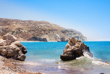 Sevgi sahil. Afrodit kayalıkları - Pafos City yakınındaki Afrodit'ın doğum yeri. Yunanca (Petra tou Romiou) rock. Kıbrıs Adası