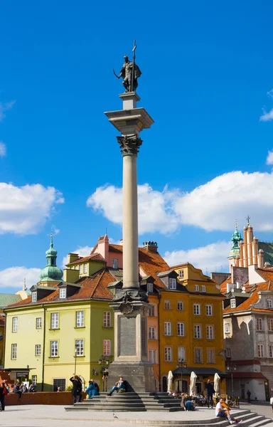 WARSAW, POLOGNE - 21 AVRIL 2016 : Vue de la place du château avec colonne Sigismund dans la vieille ville de Varsovie, Pologne — Photo