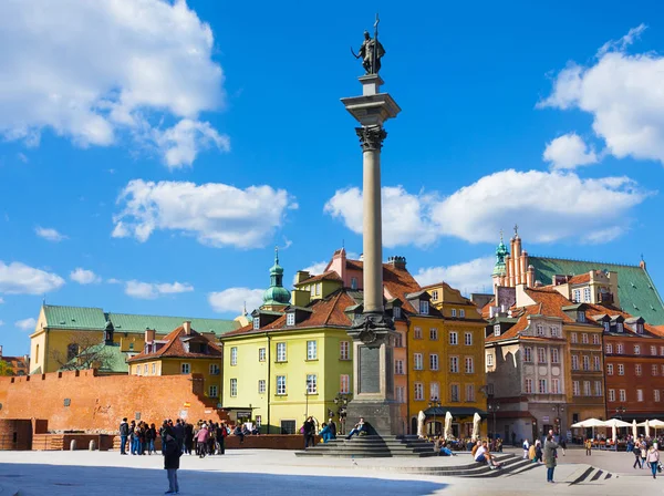 WARSAW, POLAND - APRIL 21, 2016: View of Castle Square with Sigismund column in the Old Town in Warsaw, Poland — Stock Photo, Image