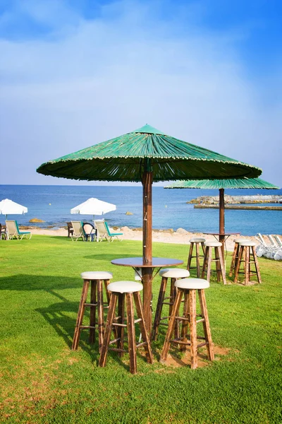 Playa pública con tumbonas por la mañana. Paphos. Chipre — Foto de Stock