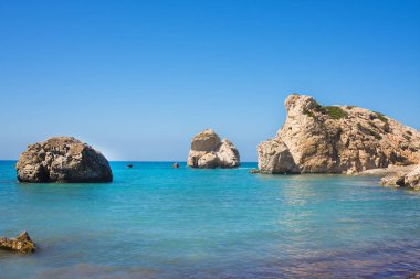 Sevgi sahil. Afrodit kayalıkları - Pafos City yakınındaki Afrodit'ın doğum yeri. Yunanca (Petra tou Romiou) rock. Kıbrıs Adası