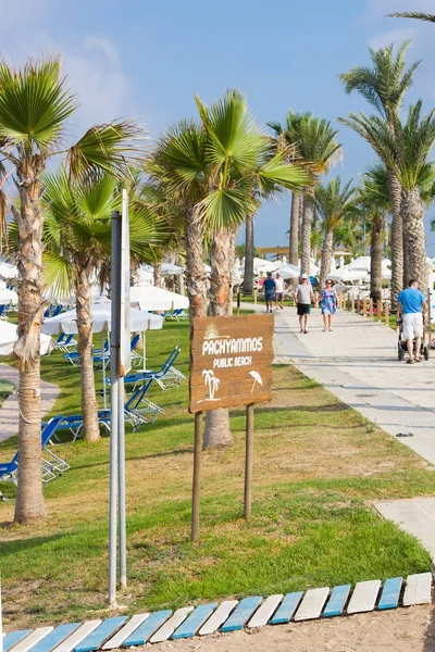 Пафос, Кипр - 16 июля 2017 года: Общественный пляж Пахьяммос утром. Пафос. Кипр — стоковое фото
