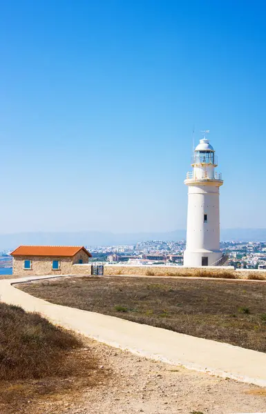 Παλιό λευκό φάρο κοντά στα αρχαία ερείπια σε Αρχαιολογικό Πάρκο Πάφου, Κύπρος — Φωτογραφία Αρχείου