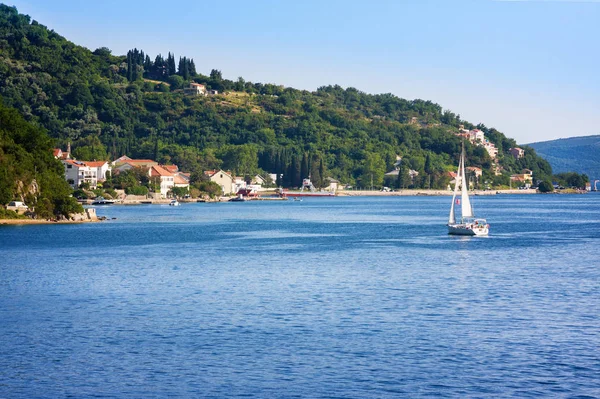 Jacht nad Zatoką Kotorską (Boka Kotorska) — Zdjęcie stockowe