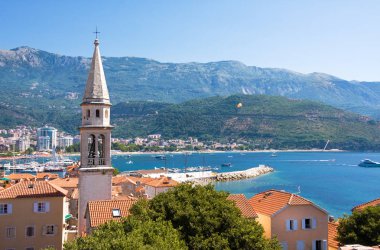 Kilise St Ivan, Budva eski şehir, dağlar ve deniz manzarası. Karadağ