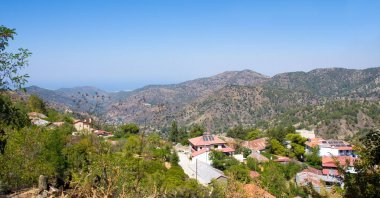 Dağ köyü Pedoulas, Kıbrıs. Evler, dağlar ve büyük kilise Holy Cross çatılarda görüntüleyin. Troodos dağ aralığının en güzel köylerinden köyüdür