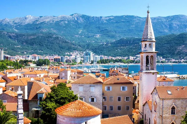 Pohled na kostel St Ivan, staré město Budva, hory a moře. Černá Hora — Stock fotografie