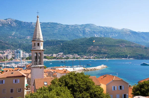 Vista da Igreja de São Ivan, Budva cidade velha, montanhas e mar. Montenegro — Fotografia de Stock