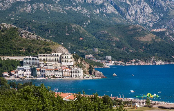 Cidade costeira Rafailovici, Budvanska Riviera, Montenegro. Resort Adriático com praia e mar — Fotografia de Stock