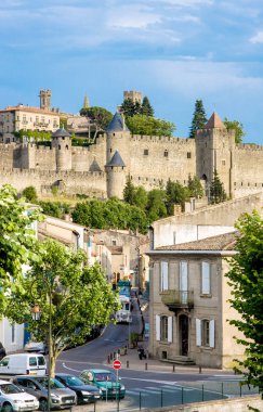 Carcasson, Fransa - 7 Temmuz 2016: Tren Ortaçağ Kalesi karşı Carcassone içinde strret 1997 yılında Unesco Dünya Mirasları listesine eklendi