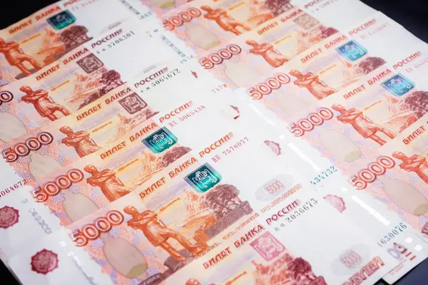 Rosyjski banknotów na czarnym tle — Zdjęcie stockowe