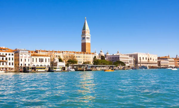 VENEZIA, ITALIA - 28 MARZO 2015: Veduta di Palazzo Ducale e Campanile su Piazza San Marco, Venezia, Italia — Foto Stock