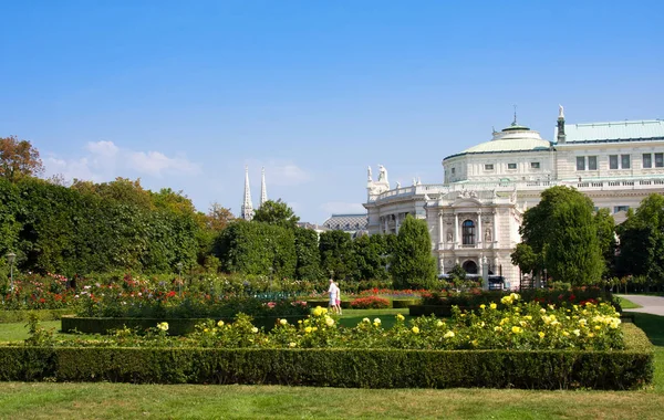 Volksgarten park in Wenen, Oostenrijk op zonnige dag — Stockfoto
